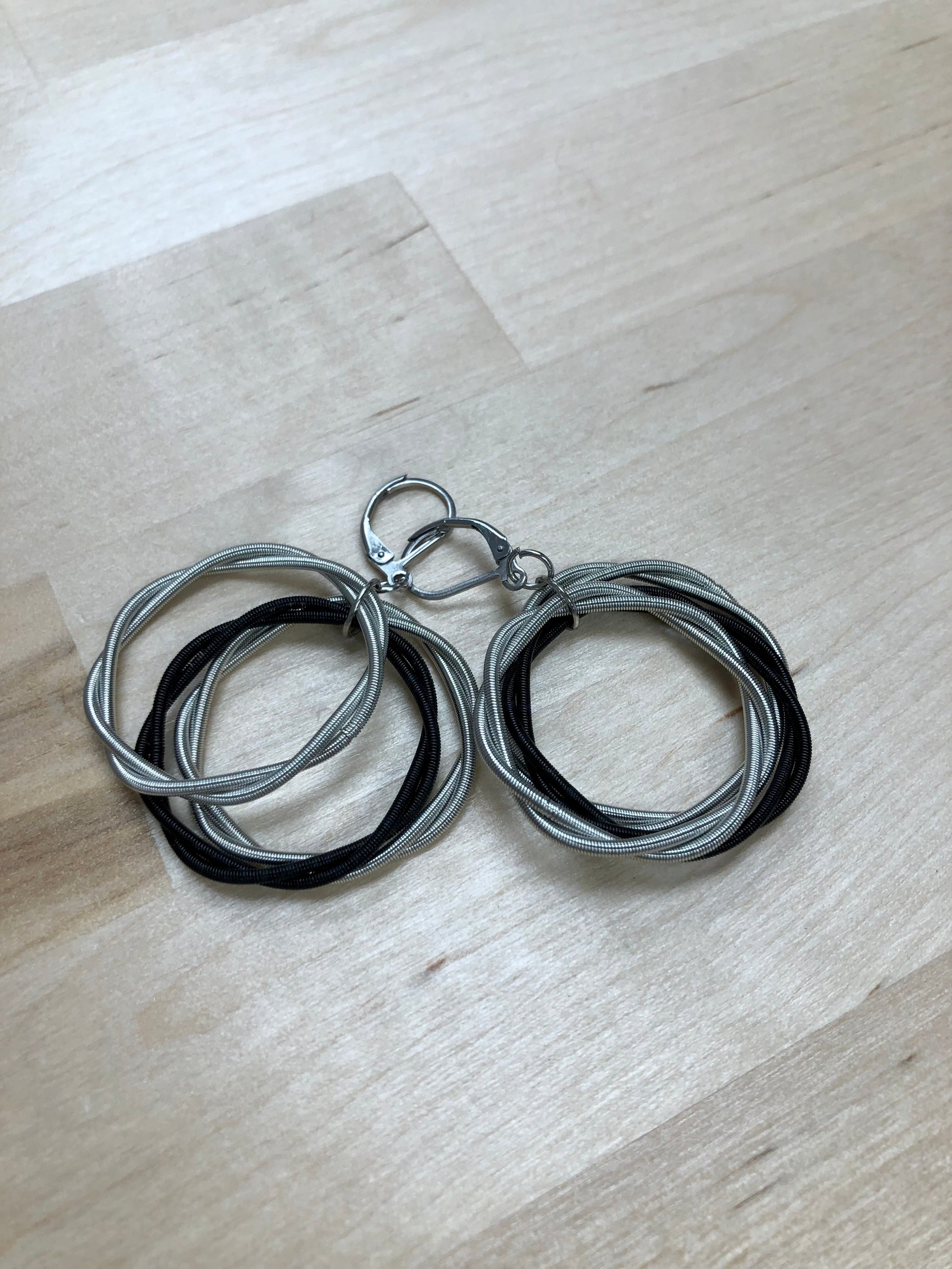 L9HE - Silver/black twist loop earrings